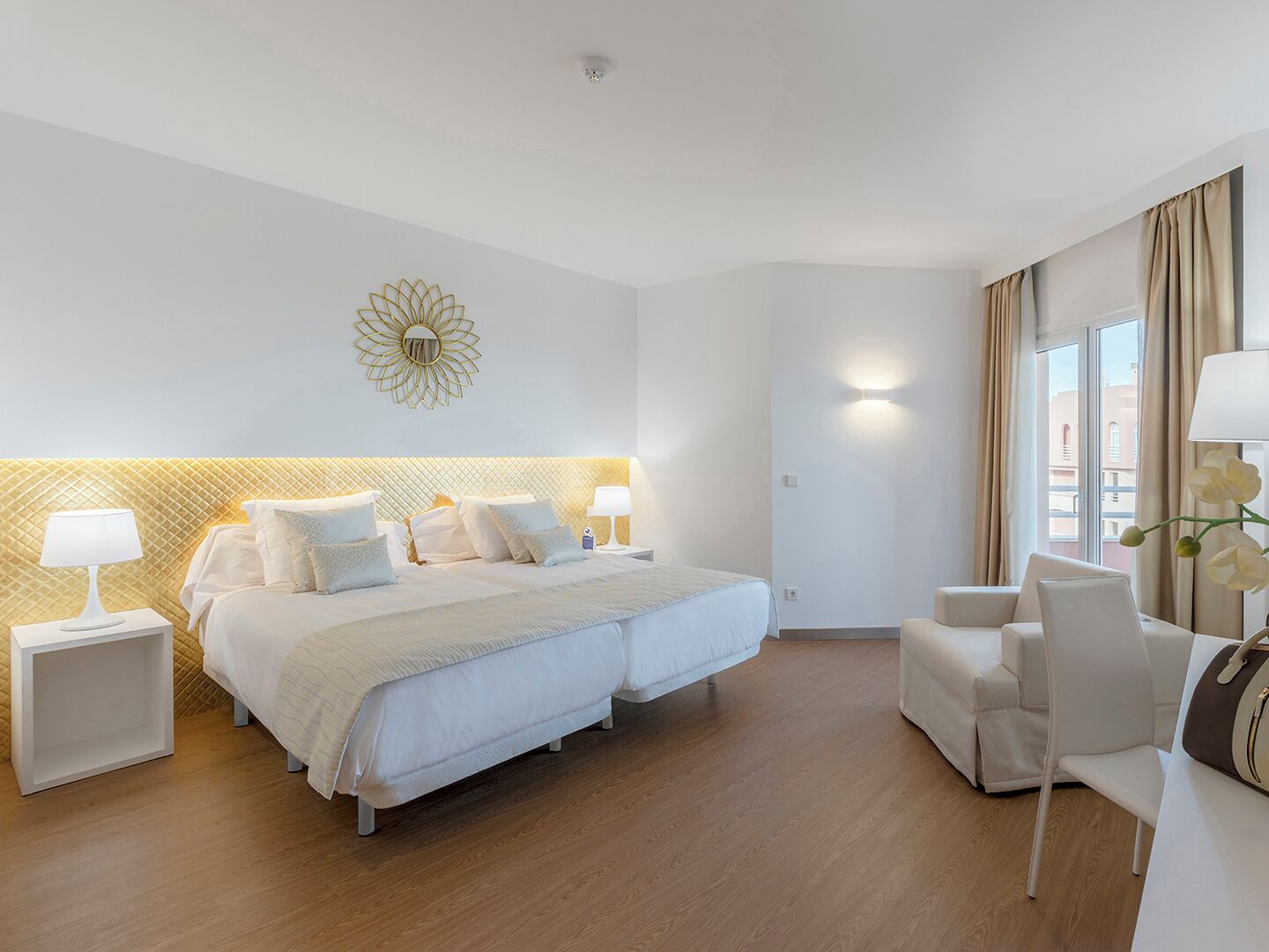 Minibar, caja de seguridad en la habitación, wifi gratis y ropa de cama 