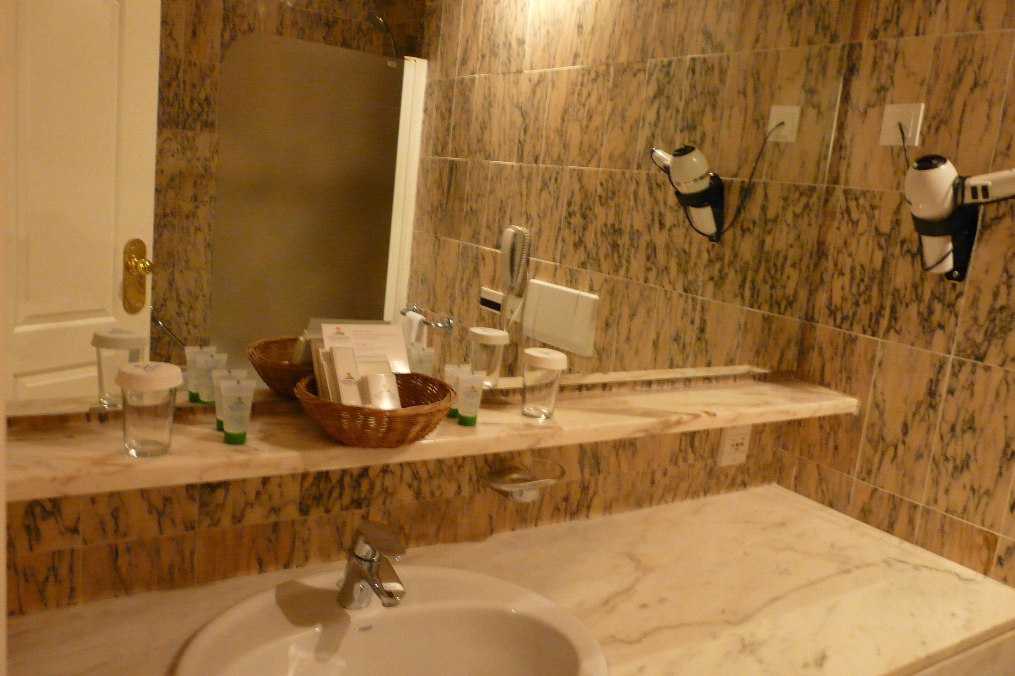 classic loft (x) | bathroom | combined shower/bathtub, free toiletries, hair dryer, slippers