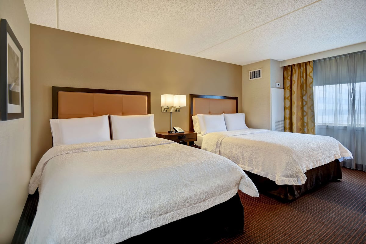 Premium bedding, in-room safe, desk, laptop workspace
