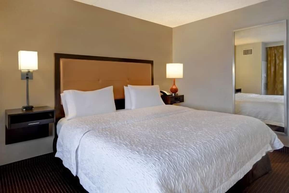 Premium bedding, in-room safe, desk, laptop workspace