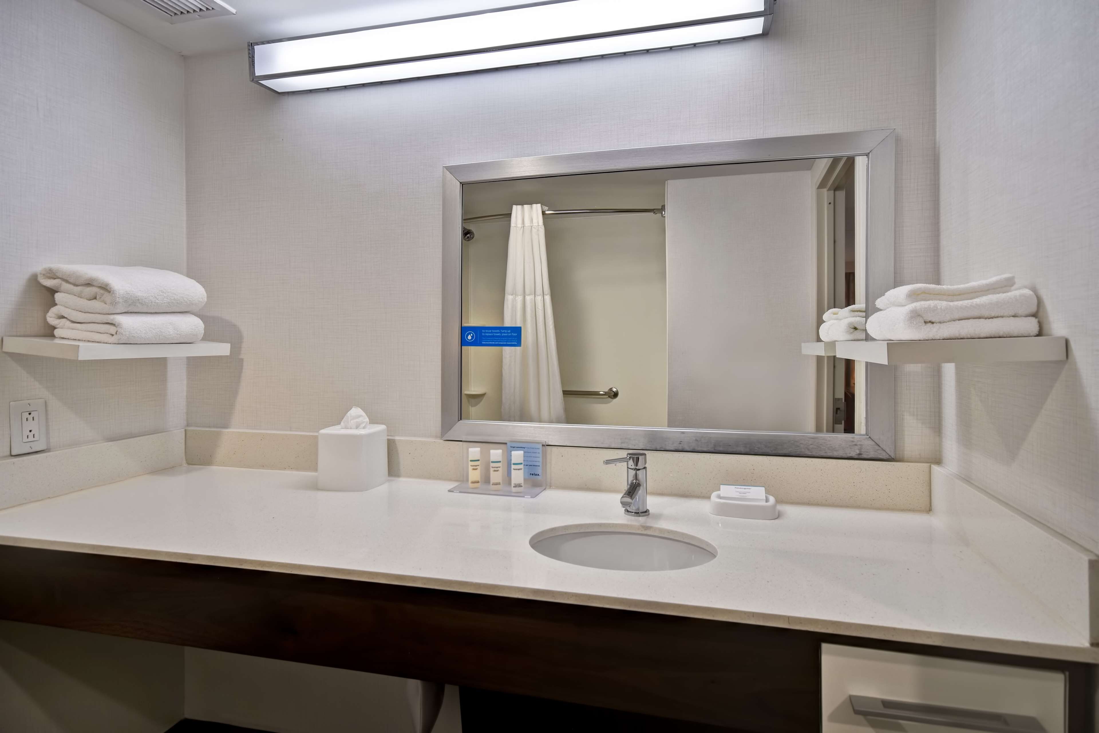 combined shower/bathtub, free toiletries, towels