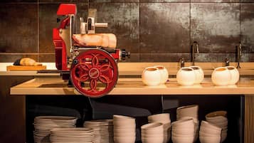 Kjøleskap, mikrobølgeovn på fellesområdet og kaffetrakter/tekoker