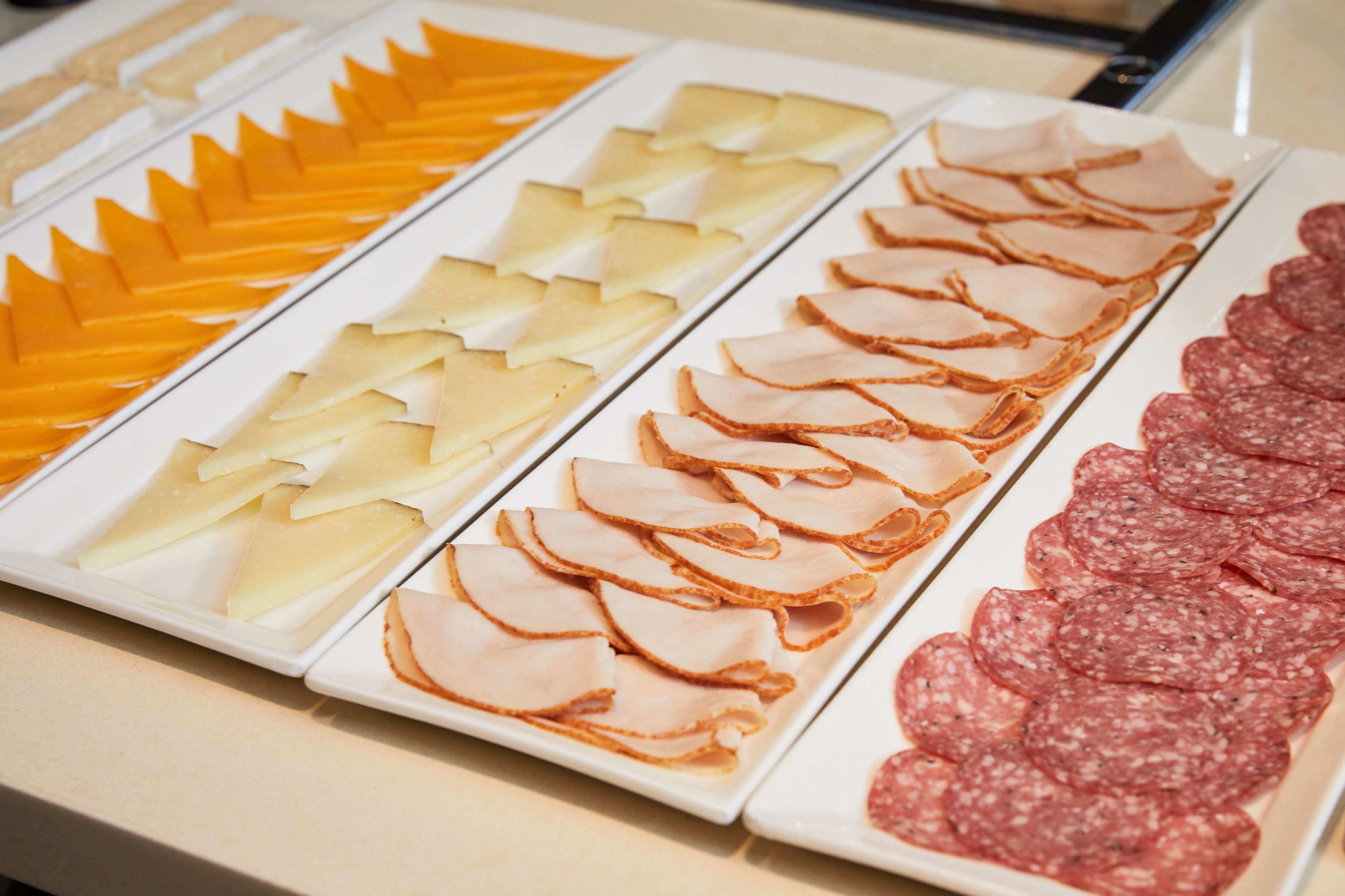 Ein Buffet mit Aufschnitt und Käse.