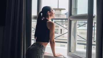 Standaard driepersoonskamer | Donsdekens, pillowtop-bedden, een kluis op de kamer