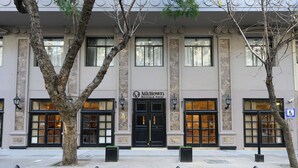 Un edificio con un letrero que dice "Midtown Boutique Hotel".