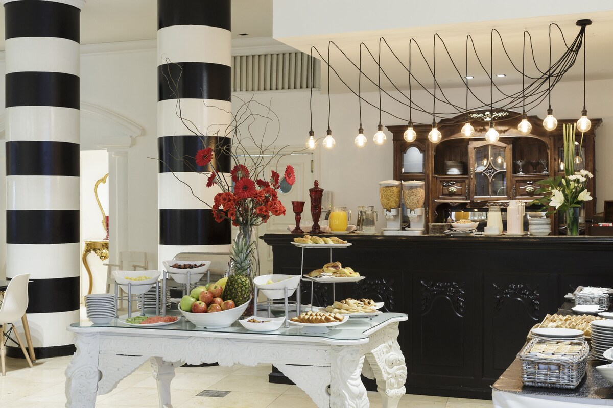 Se ofrece un desayuno bufé (8 USD por persona)