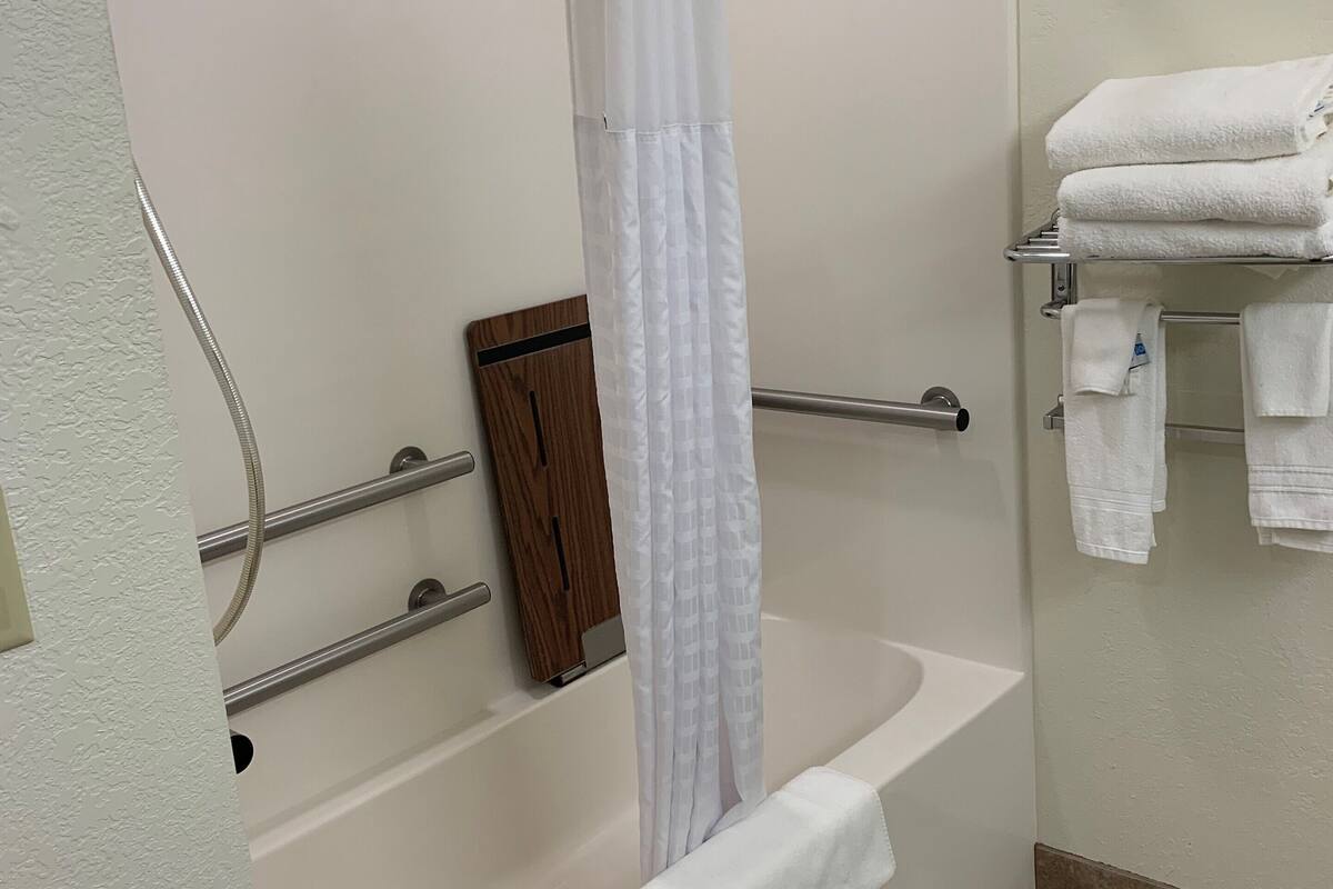 room, 1 queen bed, bathtub grab bars, non smoking | bathroom | combined shower/bathtub, free toiletries, hair dryer, towels