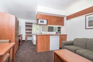 Studio Suite, 1 Queen Bed, Non Smoking, Refrigerator & Microwave | Hypo-allergenic bedding, down duvets, desk, blackout curtains