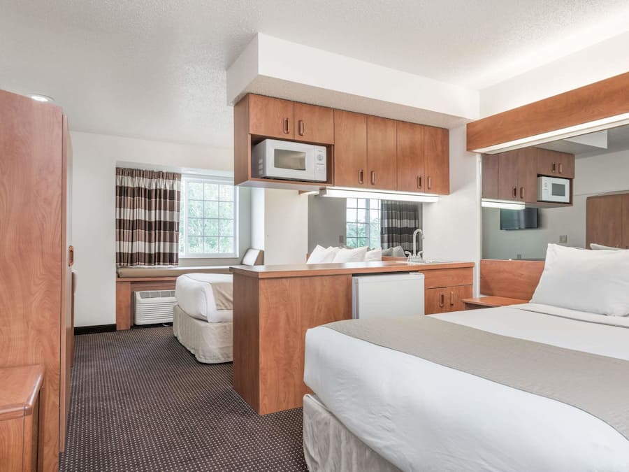 Studio-suite - 2 queensize-senge - ikke-ryger - køleskab og mikrobølgeovn | Dundyner, skrivebord, mørklægningsgardiner, strygejern/strygebræt