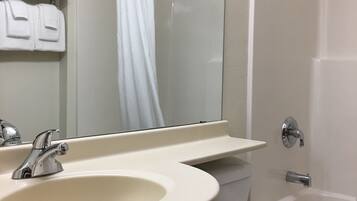 Bañera con ducha, artículos de tocador gratuitos, secador de pelo