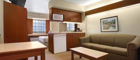 Suite estudio, 1 cama de matrimonio, no fumadores, frigorífico y microondas | Edredones de plumas, escritorio, cortinas opacas