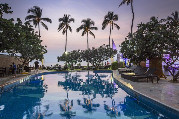 Outdoor pool, pool loungers