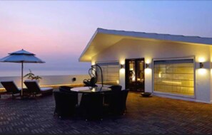 Terrace/patio - Sun N Sand Hotel Mumbai (Mumbai)