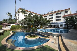 Outdoor pool, pool loungers