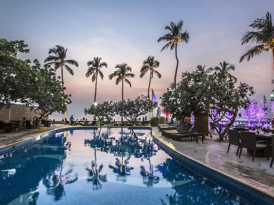 Kolam renang outdoor, dengan kursi berjemur