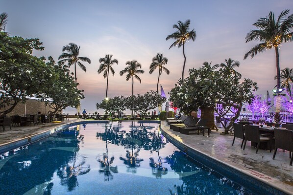 Outdoor pool, pool loungers