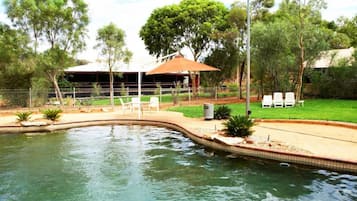 Una piscina al aire libre