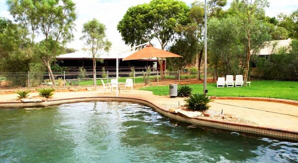 Una piscina al aire libre