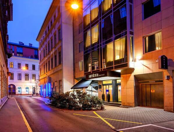 Front of property – evening/night - Ambra Hotel (Budapest)