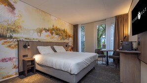 A hotel room with a large bed, a desk, and a TV. - Fletcher Hotel-Restaurant Mooi Veluwe (Putten)