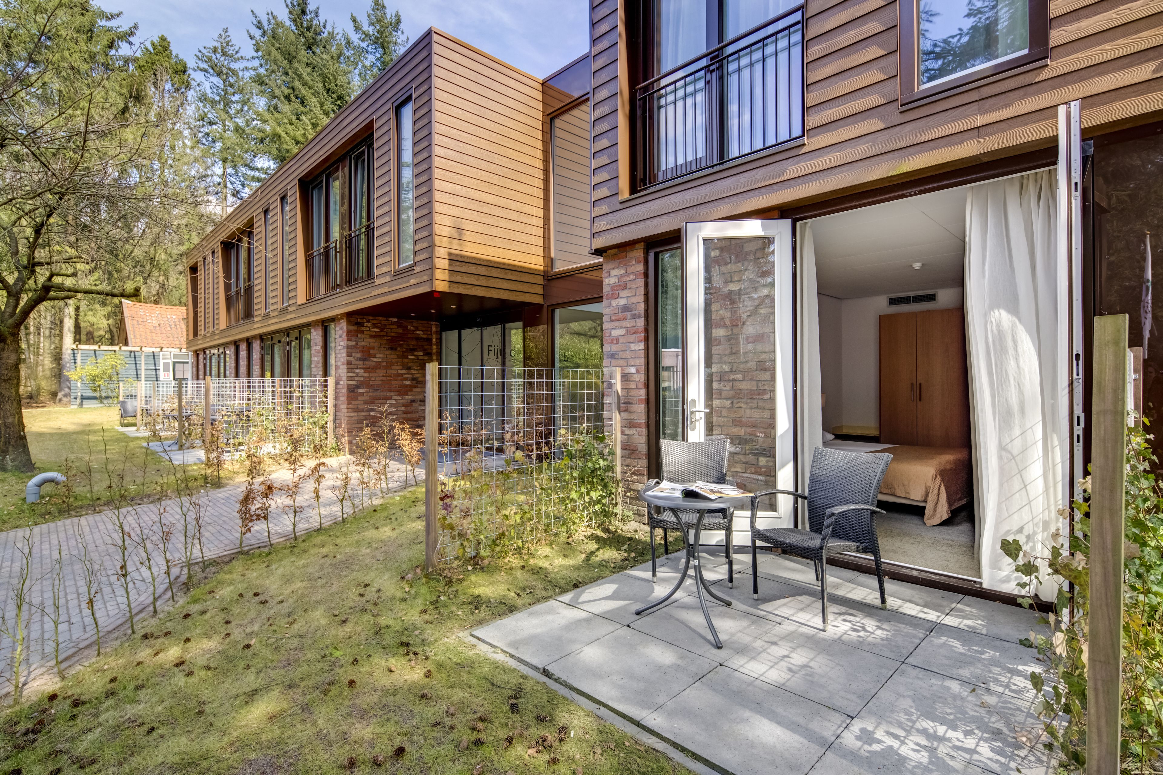 Een kluis op de kamer, een bureau, verduisterende gordijnen, gratis wifi