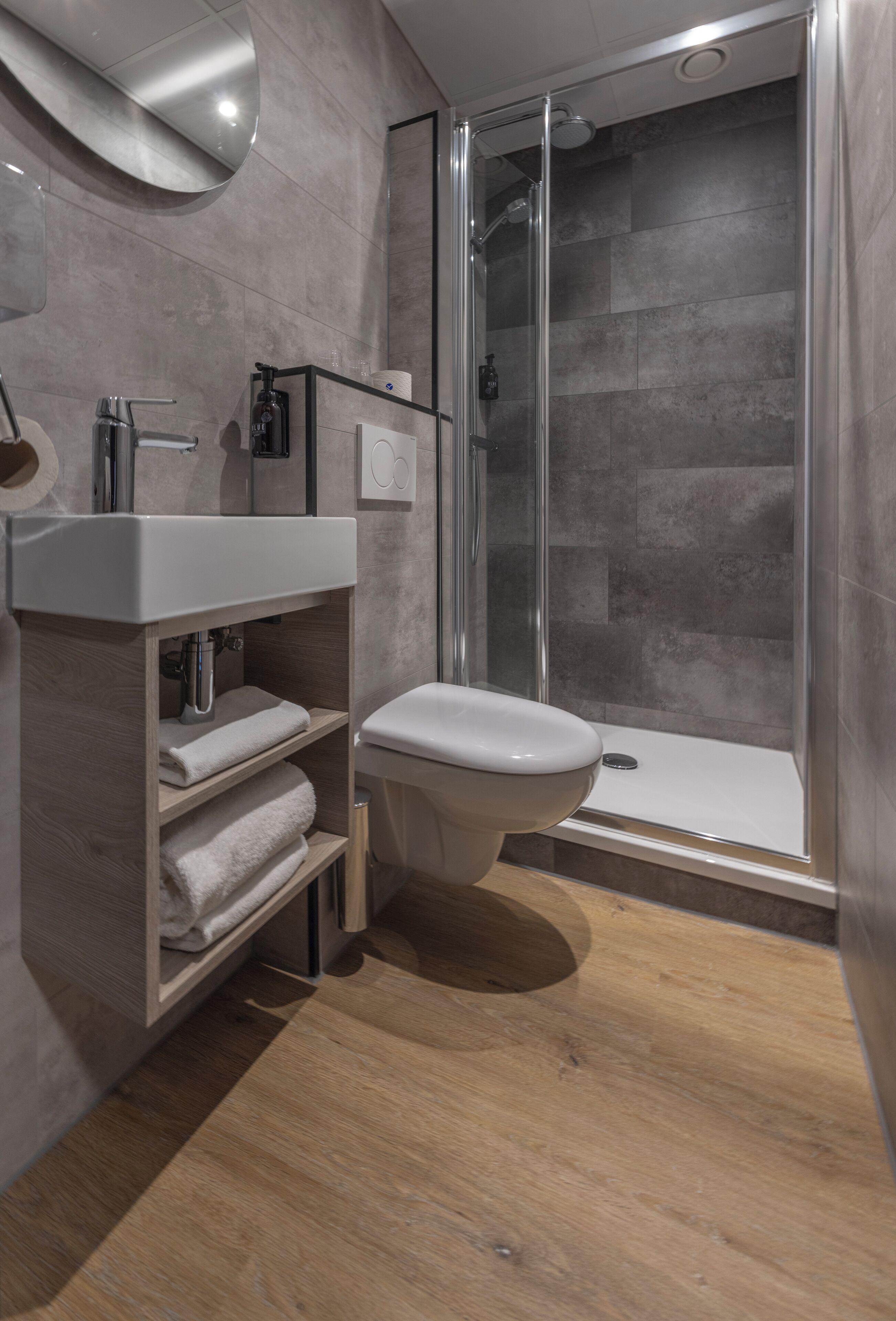 Basic Double Room | Bathroom | Shower, eco-friendly toiletries, towels