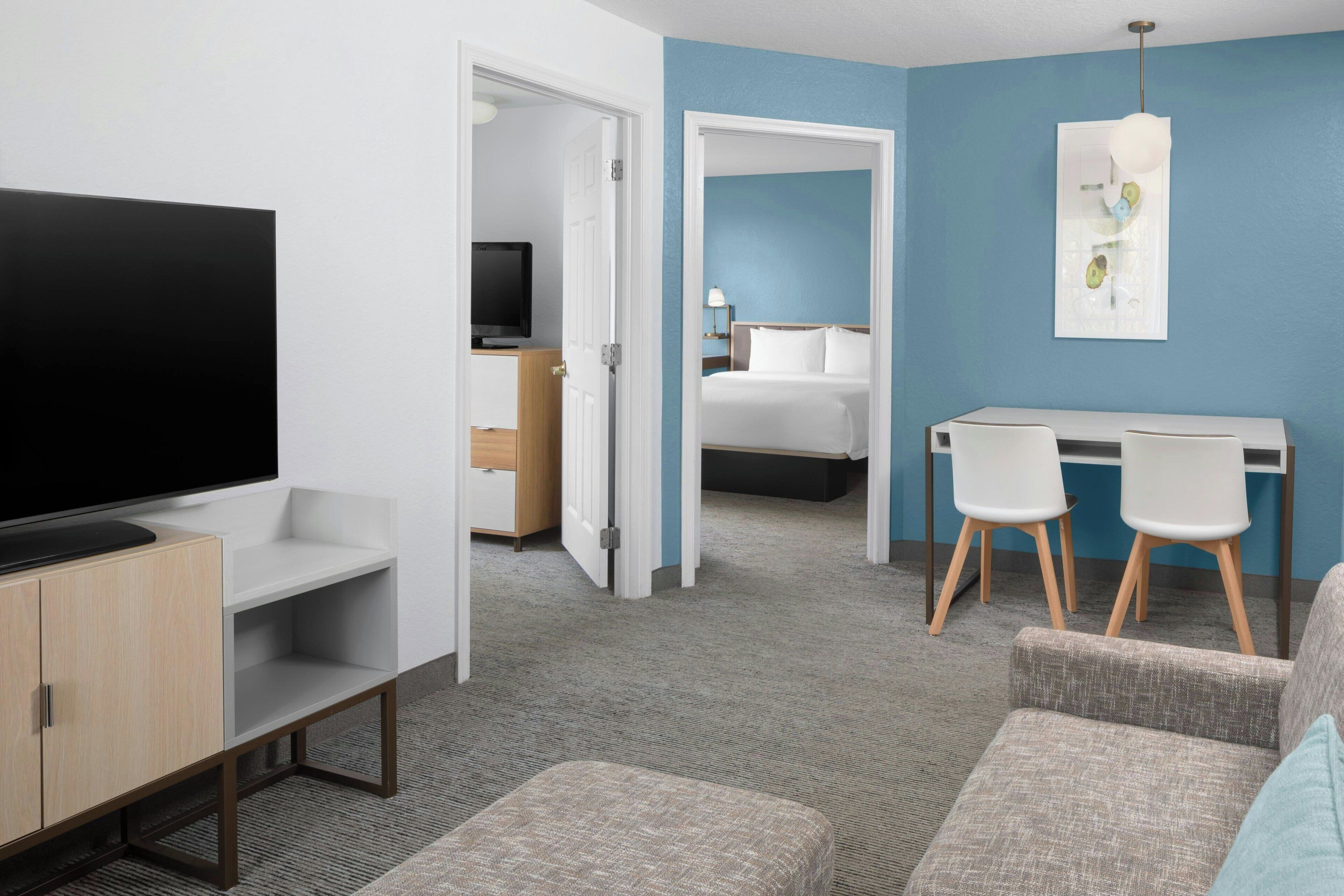 Suite, 2 Bedrooms | Living area