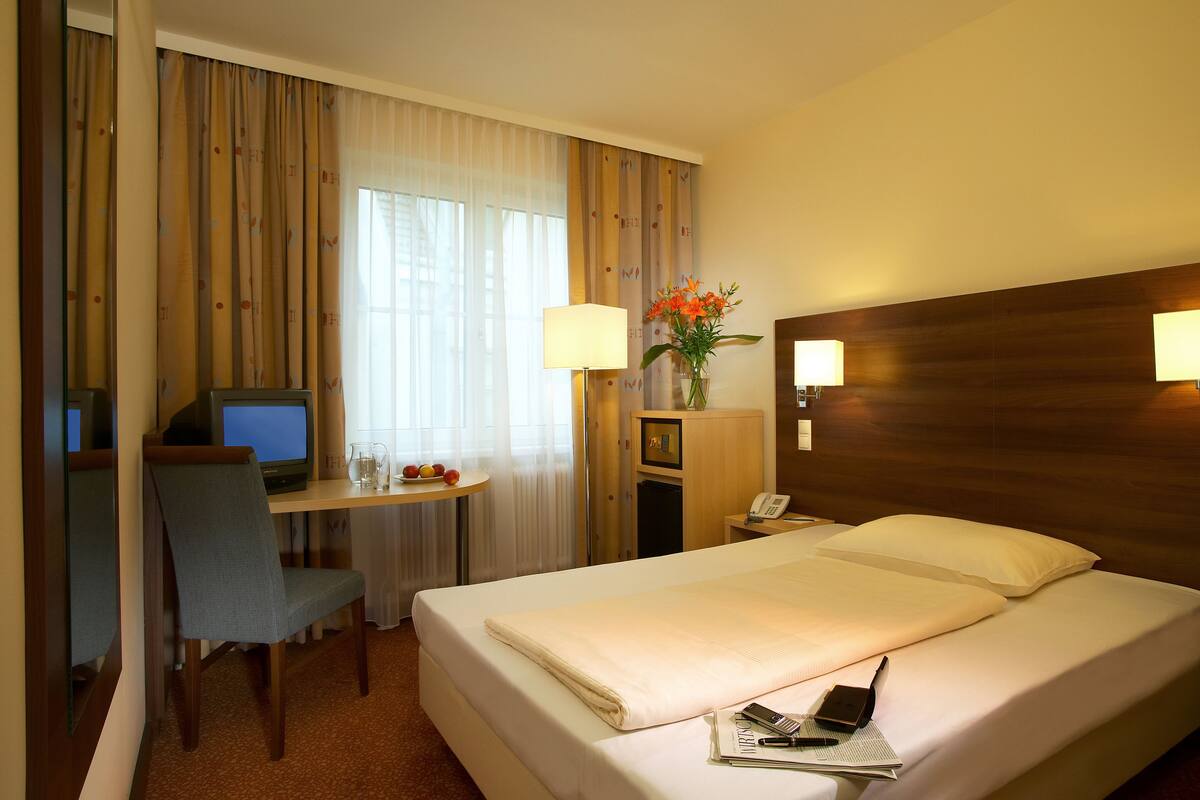 Single Room | In-room safe, desk, soundproofing, iron/ironing board (on request)
