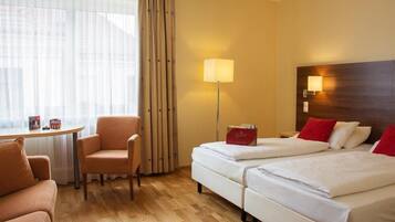 Zimmersafe, Schreibtisch, schallisolierte Zimmer, BĂŒgeleisen/BĂŒgelbrett