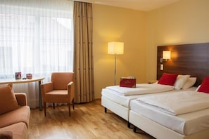 Pengeskab på værelset, skrivebord, lydisolering, strygejern/strygebræt