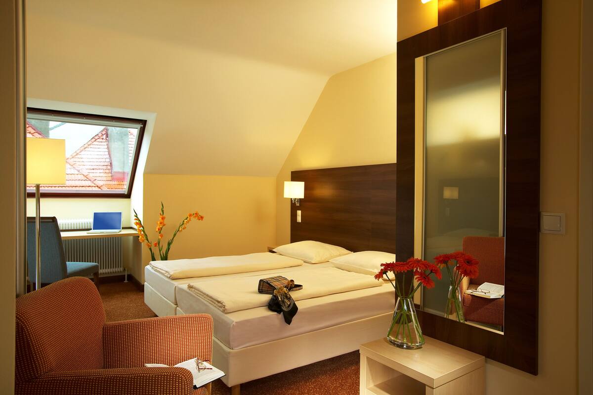Double Room | In-room safe, desk, soundproofing, iron/ironing board (on request)