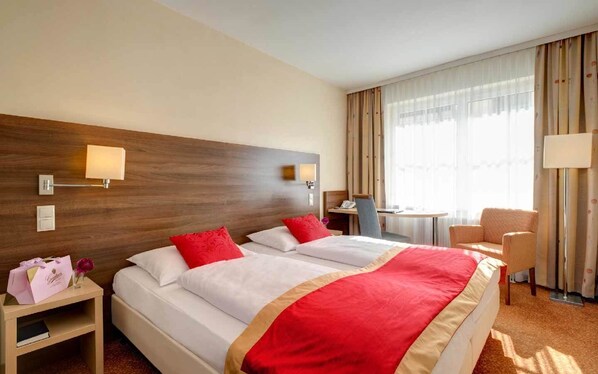 غرفة مزدوجة | خزنة داخل الغرفة ومكتب وتجهيزات عازلة للصوت ومكواة/لوح كي