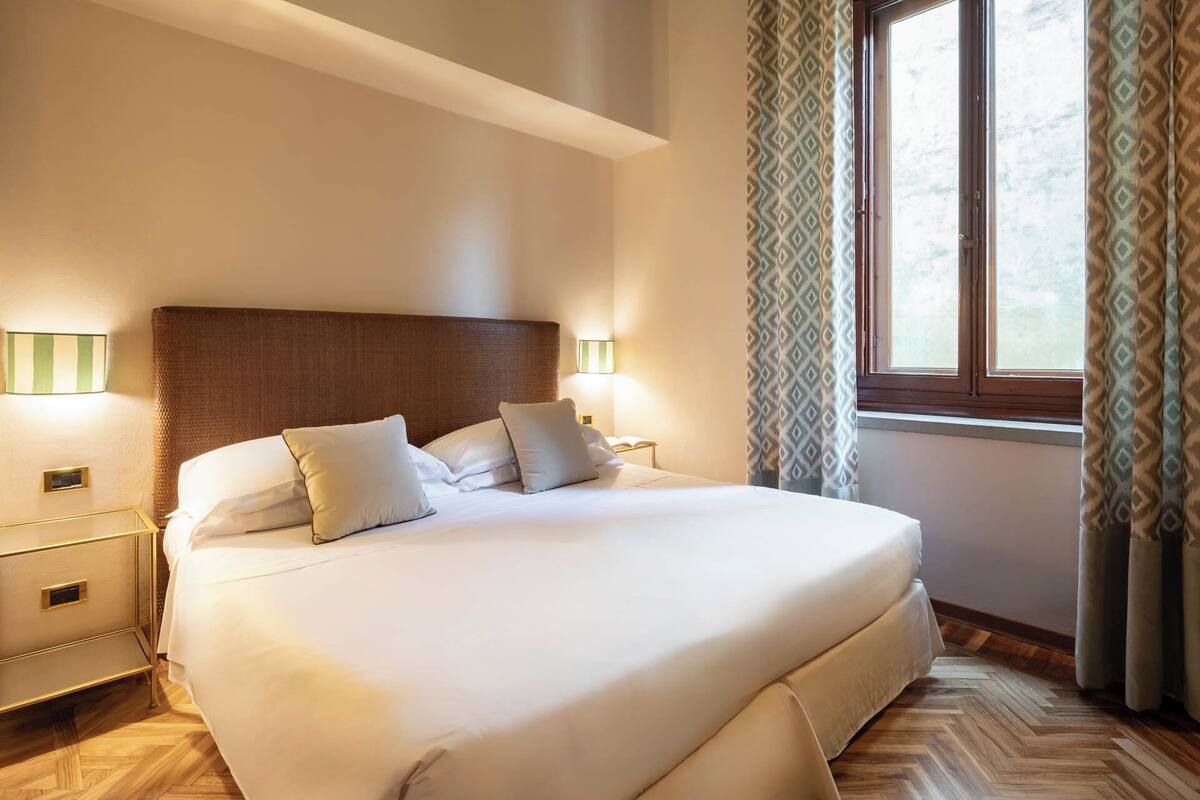 Classic Double or Twin Room | Hypo-allergenic bedding available, minibar, in-room safe, desk