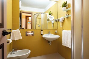 Classic Triple Room | Bathroom | Free toiletries, hair dryer, bidet, towels - Guest House Morandi (Florence)