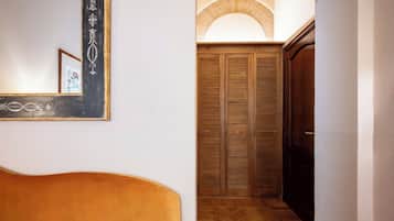 Habitación triple clásica | Ropa de cama hipoalergénica y minibar