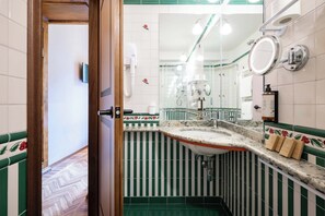 Classic Single Room | Bathroom | Free toiletries, hair dryer, bidet, towels