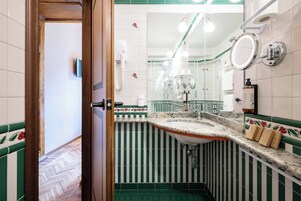 Classic Single Room | Bathroom | Free toiletries, hair dryer, bidet, towels