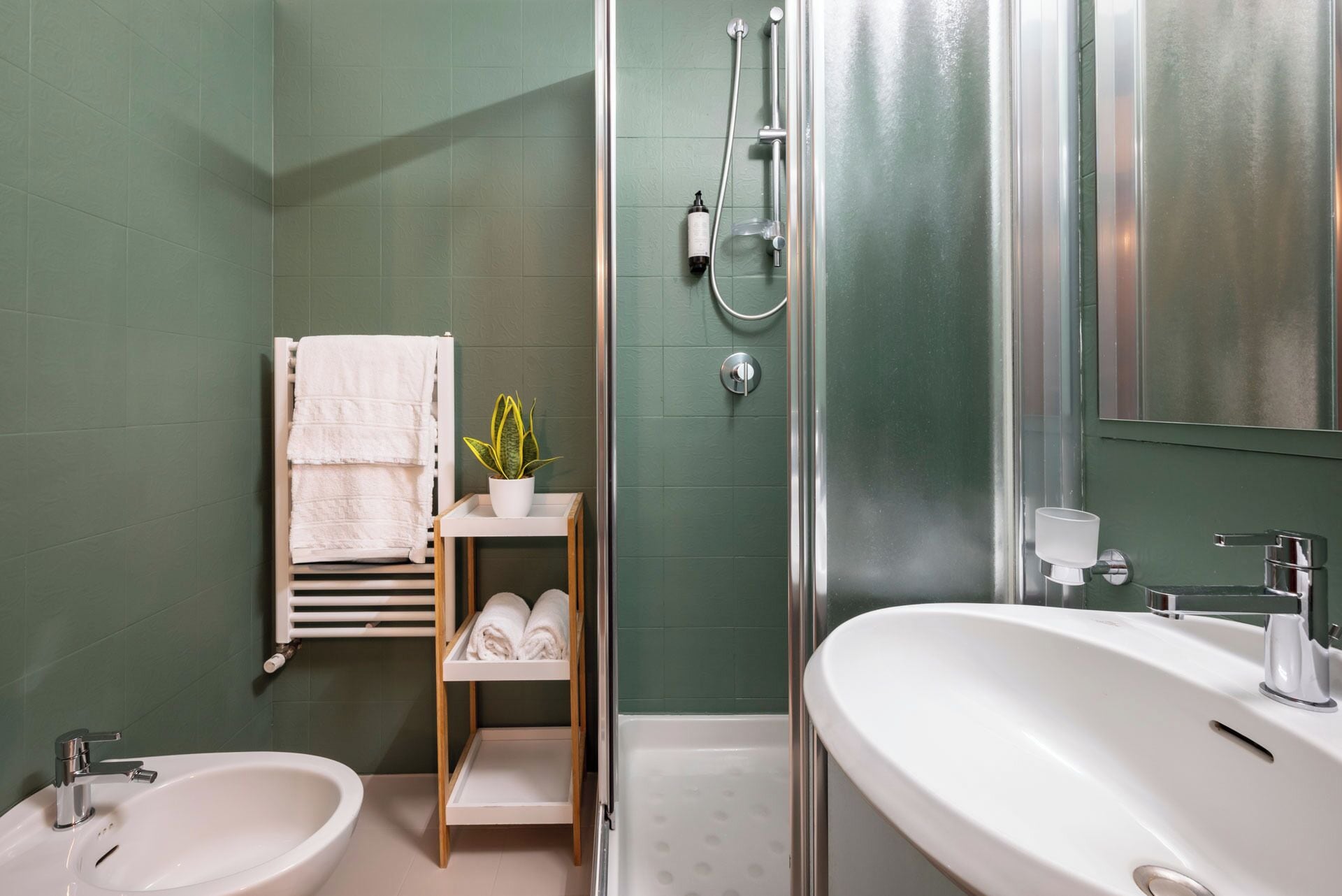 Classic Double or Twin Room | Bathroom | Free toiletries, hair dryer, bidet, towels