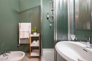 Klassieke kamer, 1 twee- of 2 eenpersoonsbedden | Badkamer | Gratis toiletartikelen, een haardroger, een bidet, handdoeken