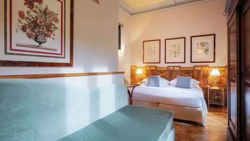 Habitación cuádruple clásica | Ropa de cama hipoalergénica y minibar