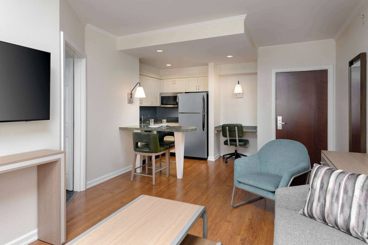 Eine moderne Wohnung mit Küche, Essbereich und Wohnzimmer.