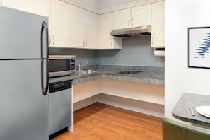 Réfrigérateur, micro-ondes, plaque de cuisson, lave-vaisselle