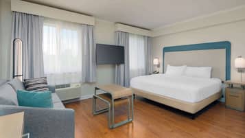 Estudio, 1 cama King size, con acceso para personas discapacitadas, tina (Mobility & Hearing) | Área de sala de estar | Televisión LCD y estación para reproductor de MP3