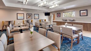 Free daily continental breakfast  - Best Western Plus Gateway Inn & Suites (Aurora)