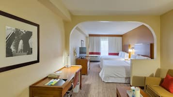 Escritorio, espacio para trabajar con laptop y cortinas blackout