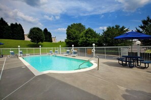 Seasonal outdoor pool, sun loungers