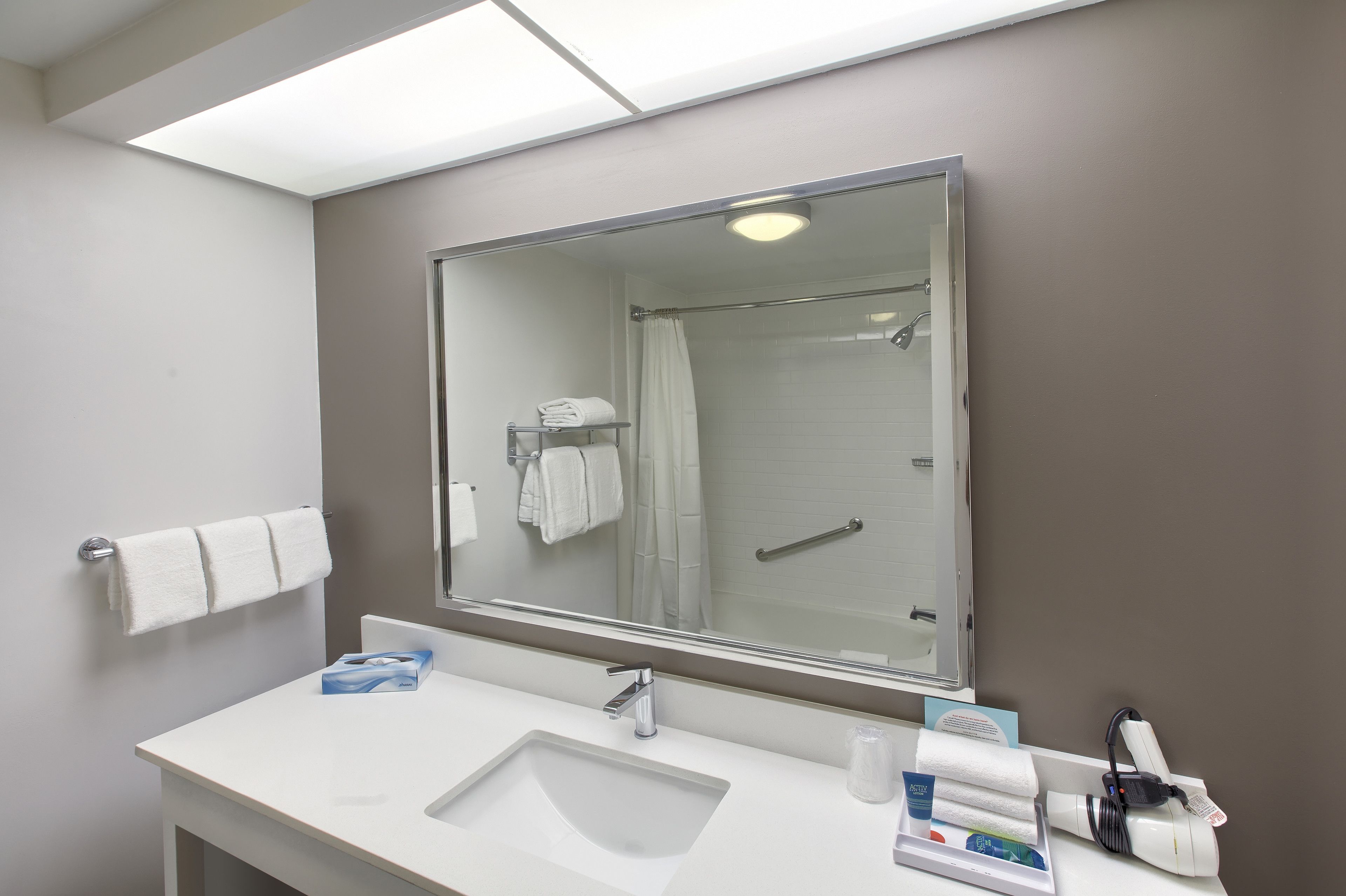 combined shower/bathtub, free toiletries, hair dryer, towels