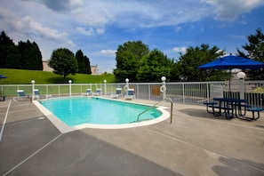 Piscine extérieure en saison, chaises longues