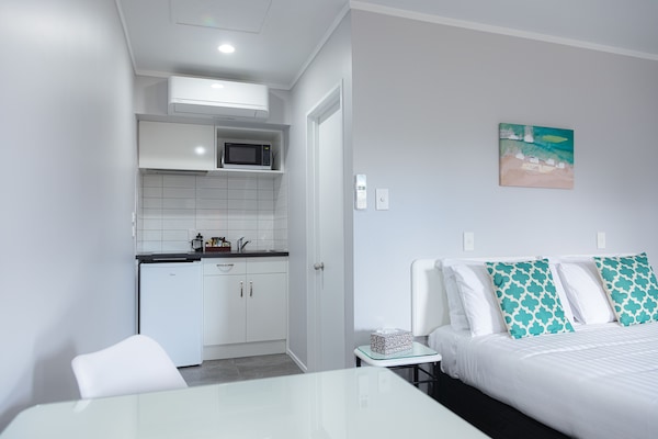 Standard Studio, 1 Queen Bed, Non Smoking (Studio) | Private kitchenette | Coffee/tea maker, fridge, microwave, electric kettle