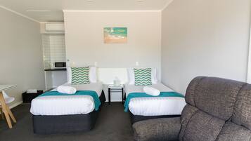 Estúdio standard, 2 camas de solteiro, acessível | Ferros/tábuas de passar roupa, Wi-Fi de cortesia